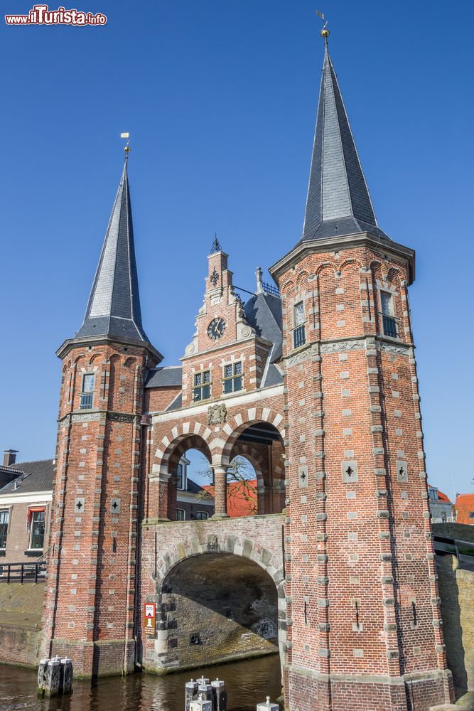 Immagine La maestosa porta sull'acqua nella storica città di Sneek, Olanda.