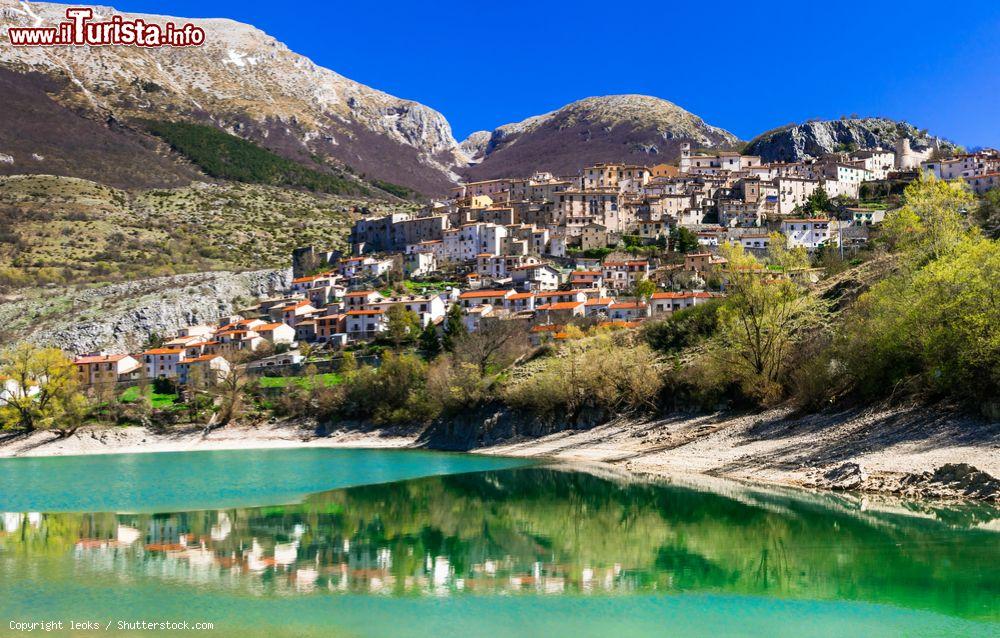 Immagine La magia del Lago di Barrea e il suo borgo, una delle perle del Parco Nazionale d'Abruzzo, Lazio e Marche - © leoks / Shutterstock.com