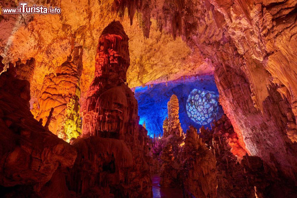 Immagine La magia delle Grotte di Postumia illuminate durante le feste del Natale