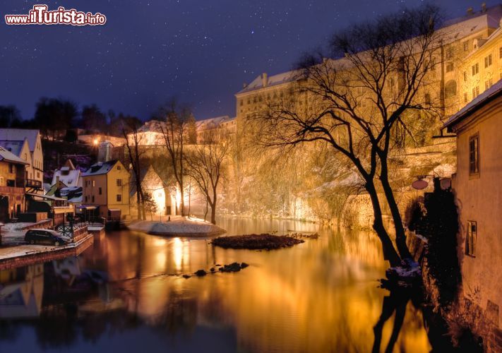 Immagine La magia dell'inverno a Cesky Krumlov, Repubblica Ceca - questo panorama notturno di una fredda sera invernale cattura perfettamente l'essenza di Cesky Krumlov, incorniciata dal grande fiume Moldava nel quale si rispecchiano i colori opachi dell'inverno. A fare da sfondo, lo splendido cielo stellato della Boemia, e l'eleganza degli edifici storici della città. - © Pavel Ilyukhin / Shutterstock.com