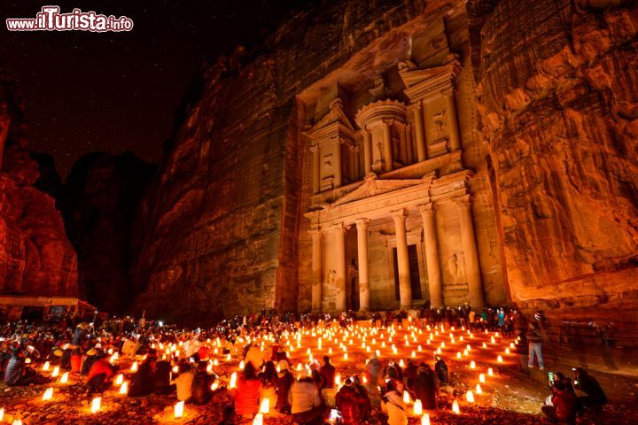 Immagine La magia notturna del Tesoro di Petra illuminato dalla fioca luce delle candele - © JPRichard / Shutterstock.com