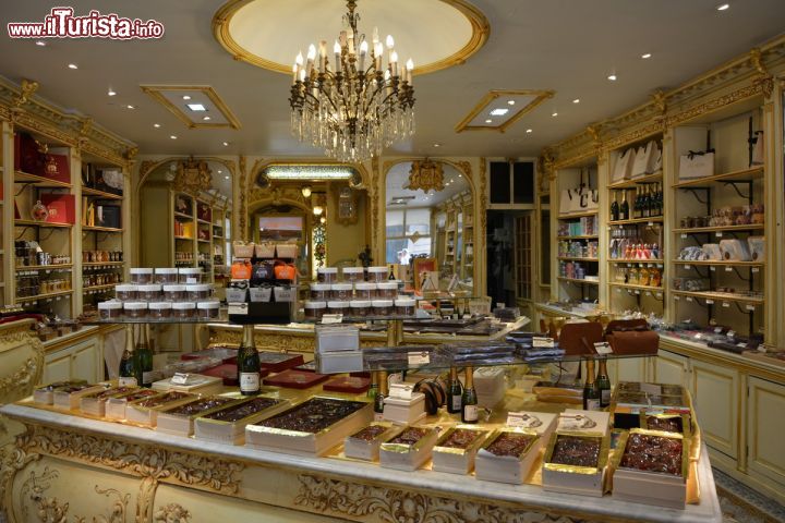 Immagine La Maison Auer a Nizza, Francia. Si trova al 7 di Rue Saint-Francois de Paule proprio di fronte all'Opéra. Dal lontano 1820 ben 5 generazioni di cioccolatai e confettieri preparano dolci squisitezze per deliziare i più golosi.