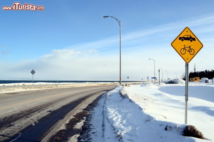 Immagine Chemin du Havre, La Malbaie: a prima vista sembrerebbe il lungomare, ma in realtà si tratta di una strada di lungofiume, considerando che in questo punto il San Lorenzo misura oltre 20 km tra una sponda e l'altra.