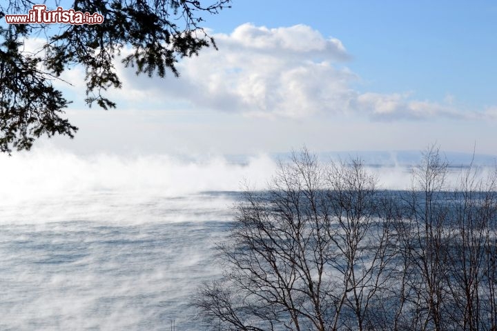 Immagine Fiume San Lorenzo all'alba: a La Malbaie, in inverno, quasi ogni mattina si ripete lo spettacolo della nebbia che danza sulla superficie delle acque del fiume San Lorenzo, spesso ghiacciata per larghi tratti.