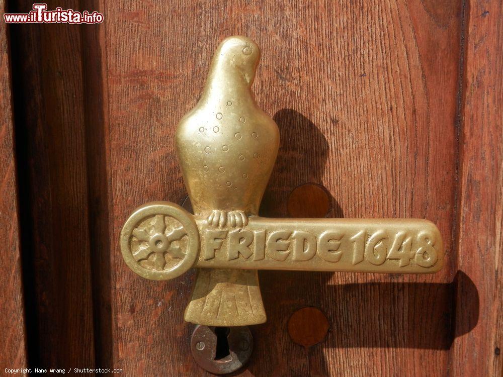 Immagine La maniglia della porta della Sala della Pace, Municipio di Osnabruck, Bassa Sassonia, Germania - © Hans wrang / Shutterstock.com