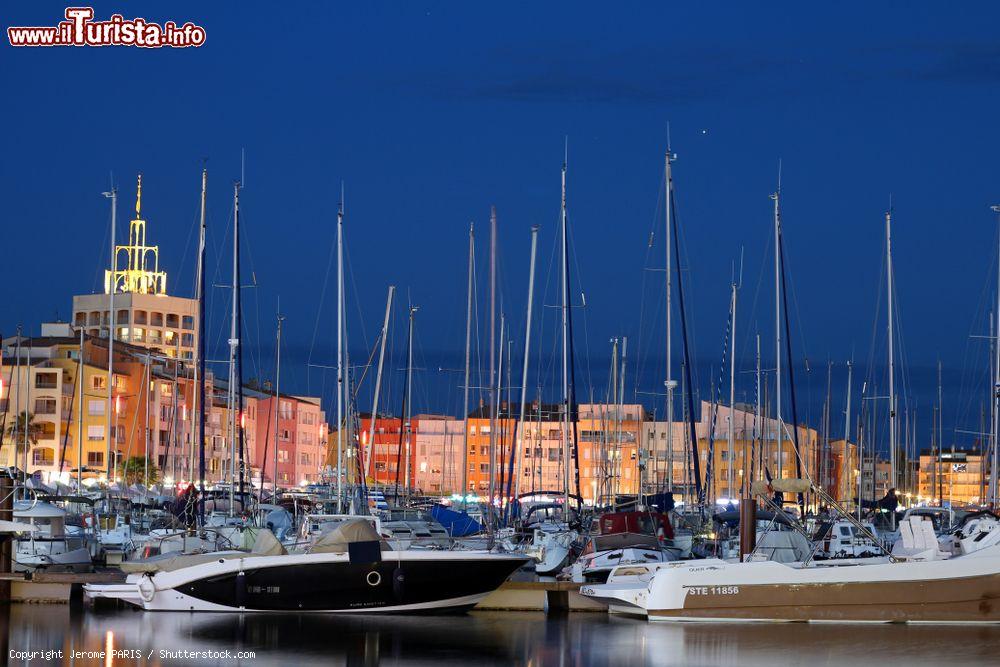 Immagine La marina di Cap d'Agde illuminata di notte, Francia - © Jerome PARIS / Shutterstock.com