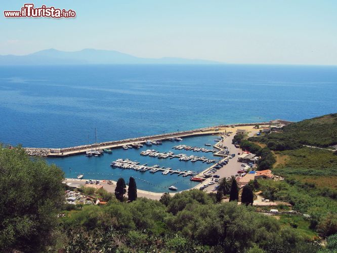 Immagine La marina di Cargese, il porto turistico si trov sulla costa ovest della Corsica, a nord di Ajaccio