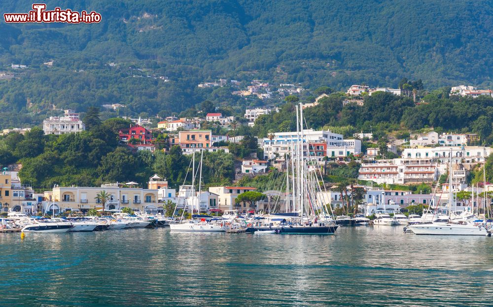 Immagine La marina di Casamicciola Terme, isola d'Ischia: un bel paesaggio affacciato sul mar Mediterraneo.