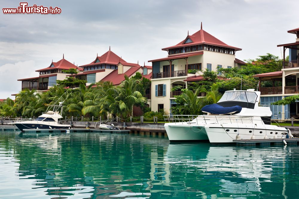 Immagine La marina di Eden Island, Mahé, Seychelles: collegata alla principale Mahé con un ponte, Eden Island è un'isola privata artificiale di circa 40 ettari.