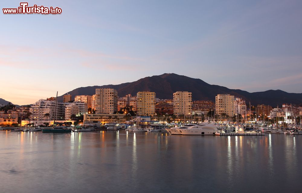 Immagine La marina di Estepona al crepuscolo, Spagna. Questa città  intrisa di storia e cultura ospita importanti monumenti antichi ma è anche una delle mete preferite da chi cerca divertimento e relax nei mesi estivi.
