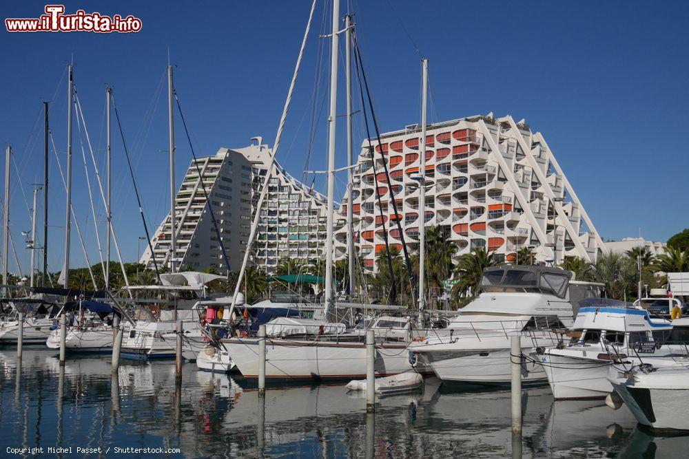 Immagine La Marina di La Grande Motte, in Francia e i suoi caratteristici hotel a forma di piramide - © Michel Passet / Shutterstock.com