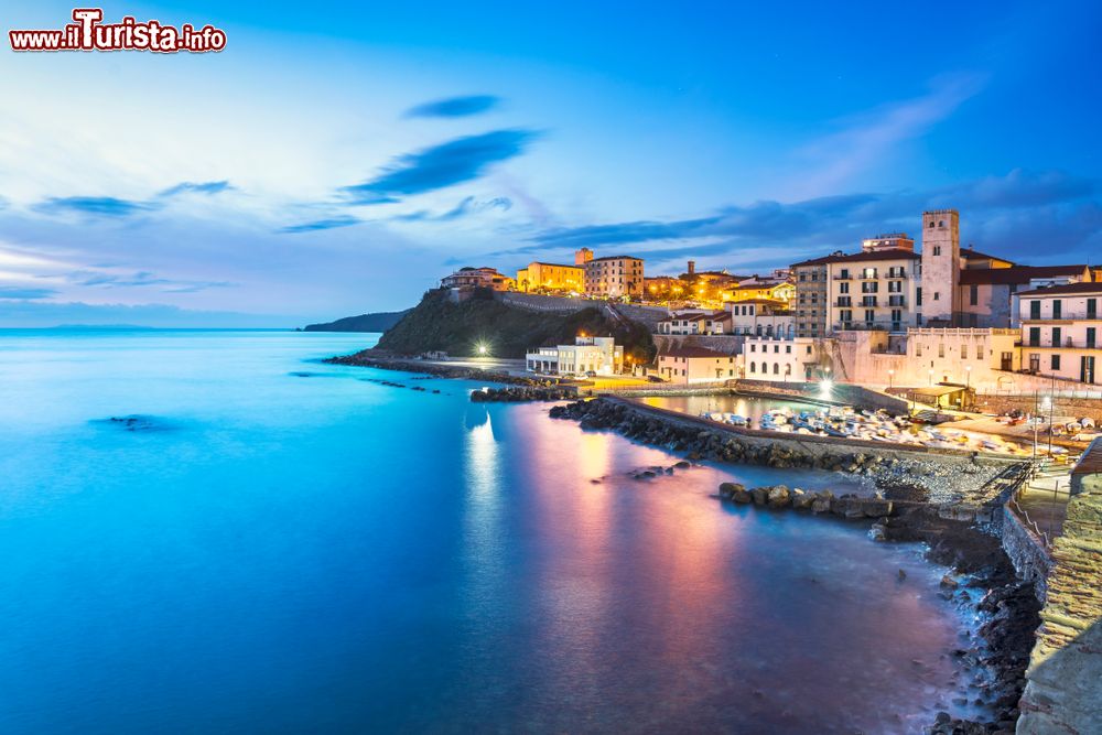 Immagine La Marina di Piombino fotografata da piazza Bovio. Siamo in Maremma, sulla costa della Toscana