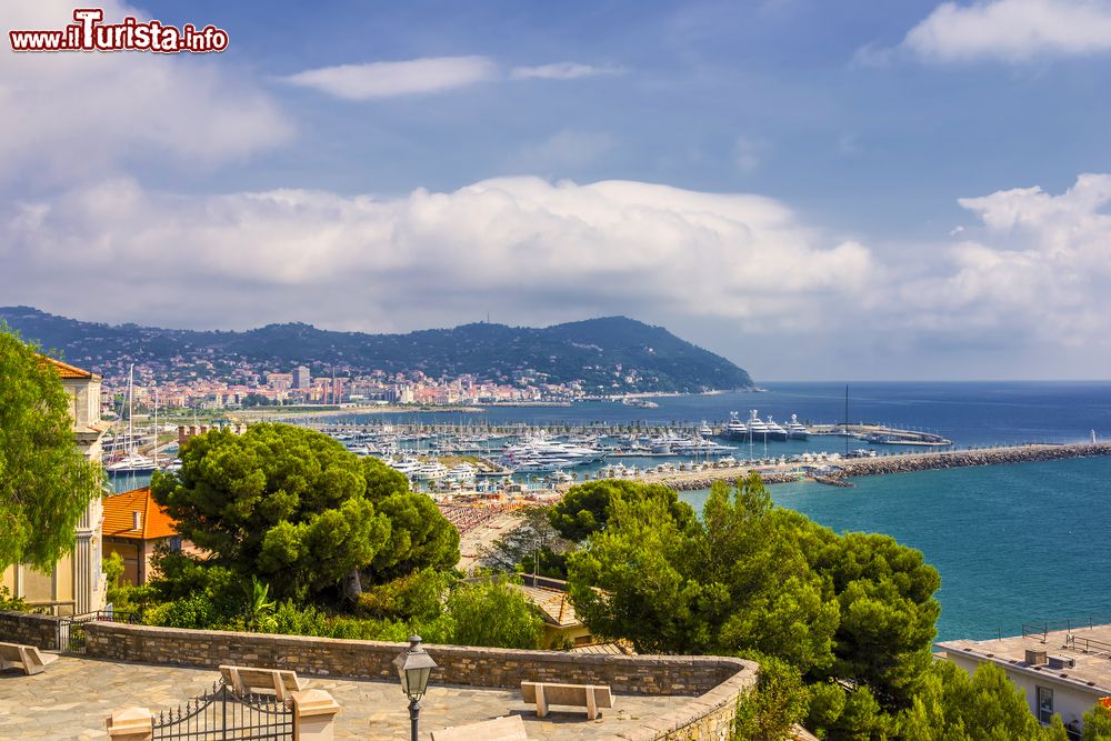 Immagine La marina di Porto Maurizio, Imperia, vista dall'alto del borgo medievale (Liguria).