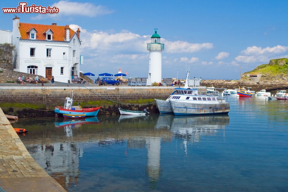 Immagine La marina di Sauzon, Belle Ile en Mer, con barche ormeggiate e una strada, Francia.
