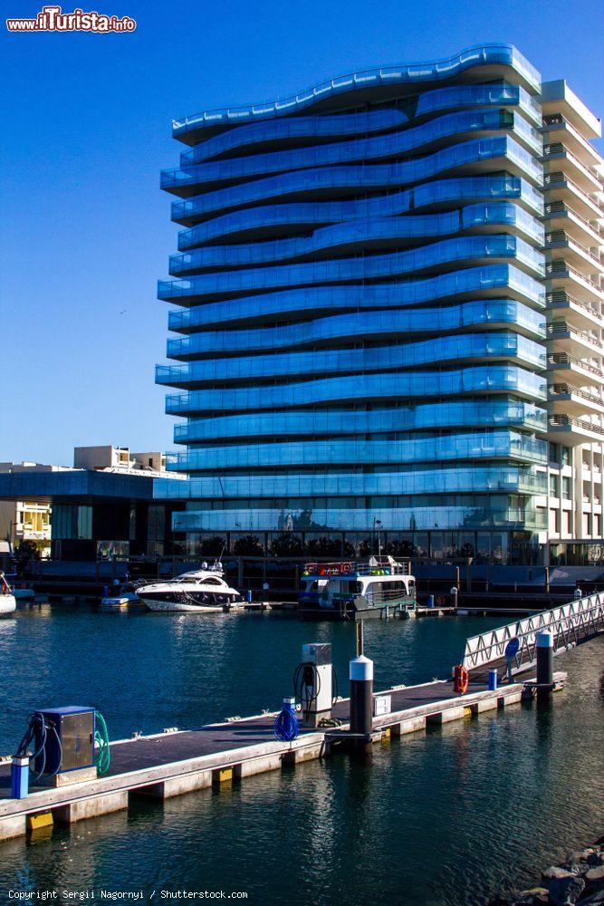 Immagine La marina di Troia, Portogallo, con un moderno edificio in vetro sullo sfondo. Siamo in una penisola sulla sponda meridionale del fiume Sado - © Sergii Nagornyi / Shutterstock.com
