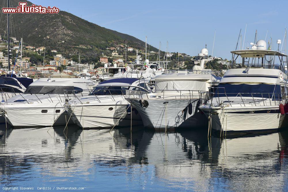 Immagine La Marina di Varazze, il porto turistico sulla Riviera del Beigua in Liguria - © Giovanni Cardillo / Shutterstock.com
