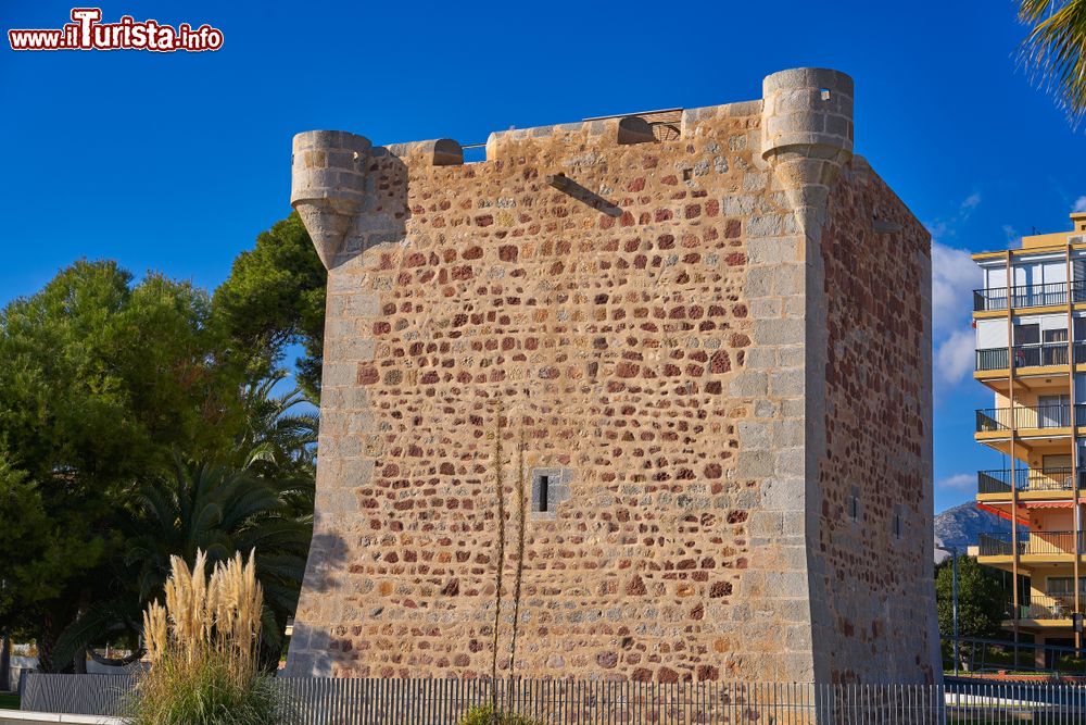 Immagine La massiccia Torre San Vincenzo a Benicassim, Spagna, costruita in mattoni.