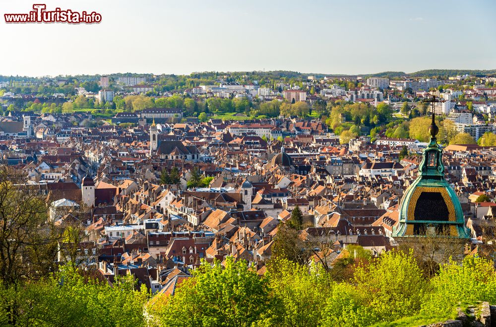Immagine La medievale Besancon vista dall'alto, Francia, in una giornata di sole.