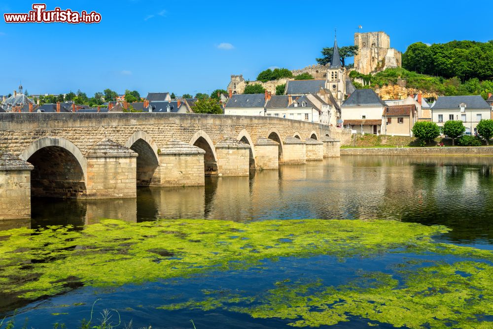 Immagine La medievale città di Montrichard con il ponte in pietra, il castello e la chiesa, Valle della Loira, Francia.