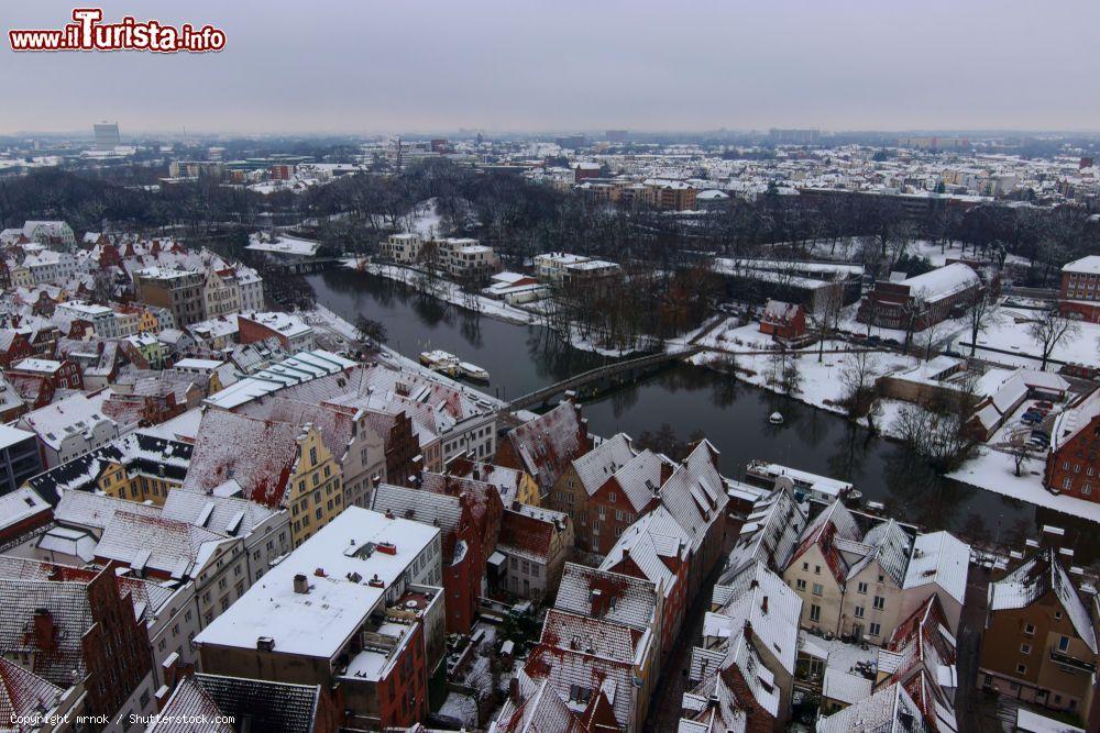 Immagine La medievale Lubecca in una grigia giornata con la neve, Germania - © mrnok / Shutterstock.com