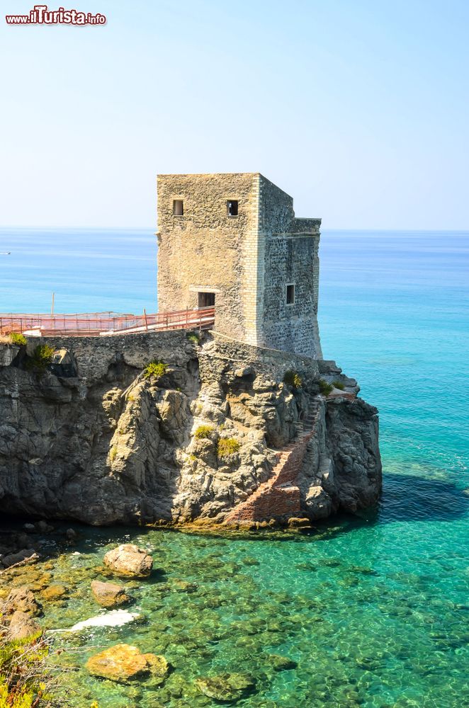 Immagine La medievale Torre delle Ciavole, si trova sulla costa nord della Sicilia presso Gliaca di Piraino, tra Brolo e Gioiosa Marea.