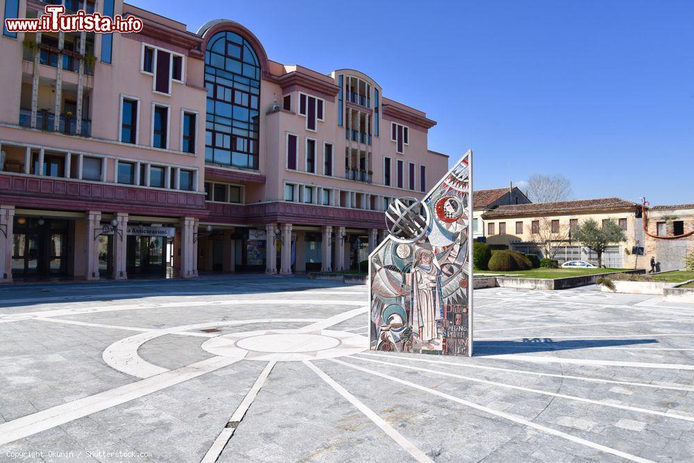 Immagine La meridiana in Piazza del Sole e della Pace a Abano Terme, Padova, Veneto - © Okunin / Shutterstock.com