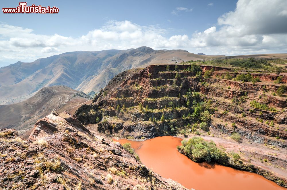 Immagine La miniera di Ngwenya a Bomvu Ridge, Swaziland, Africa. Si trova a nord ovest di Mbabane, presso il confine nordoccidentale del paese. Viene considerata una delle miniere più antiche del mondo: il deposito di ematite veniva utilizzato durante l'età della pietra per l'estrazione dell'ocra.