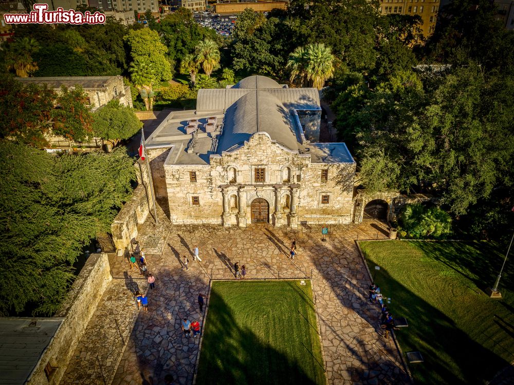 Immagine La missione coloniale Alamo nel centro di San Antonio, Texas. Concepita in origine con scopo religioso, divenne in seguito una fortificazione durante gli scontri fra americani e messicani. Fu costruita dal sacerdote francescano Antonio de Olivares grazie alla manodopera dei Payaya, tribù di indios.