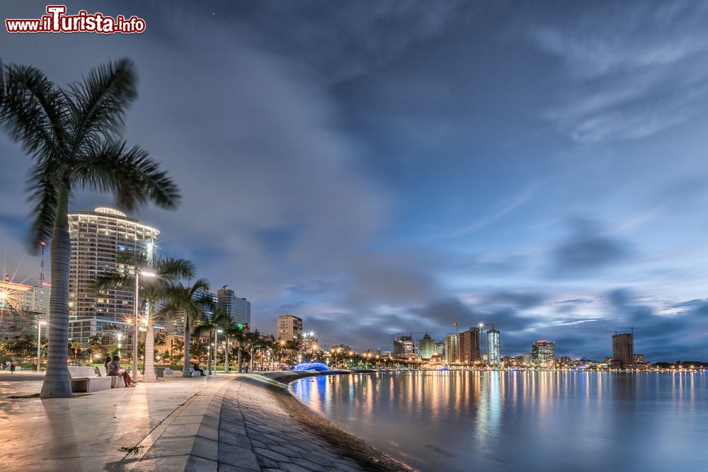 Immagine La moderna baia di Luanda, Angola, vista dalla passeggiata lungomare al crepuscolo.