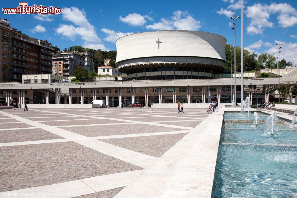 Immagine La moderna cattedrale di Cristo Re a La Spezia, Liguria. Costruita fra il 1956 e il 1975, questa chiesa si presenta con pianta circolare e paramento a forma di iperboloide a una falda e privo di ogni decorazione. L'interno, che può ospitare sino a 2500 persone, è impreziosito da un crocifisso in legno del XVIII° secolo, una Deposizione di Cristo in bronzo e ambone e tabernacolo in marmo di Carrara - © imagesef / Shutterstock.com