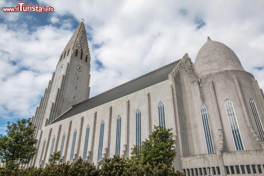 Immagine La moderna cattedrale di Reykjavík, la capitale dell'Islanda.