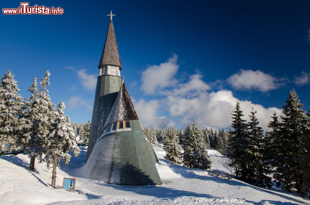 Immagine La moderna chiesa di Gesù Cristo nei pressi dello ski resort di Rogla, Slovenia, in inverno.