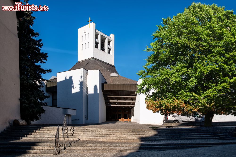 Immagine La moderna chiesa di Herz-Jesu a Briga, Svizzera.