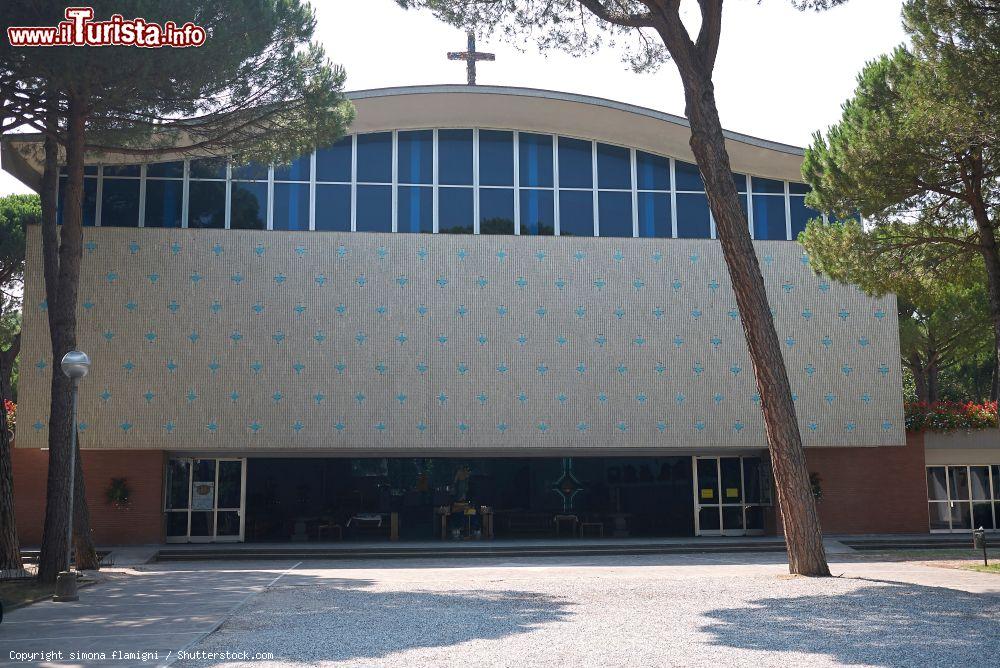Immagine La moderna Chiesa Stella Maris in centro a Milano Marittima - © simona flamigni / Shutterstock.com