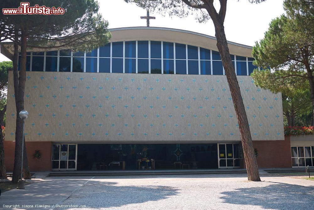 Immagine La moderna Chiesa Stella Maris in centro a Milano Marittima - © simona flamigni / Shutterstock.com