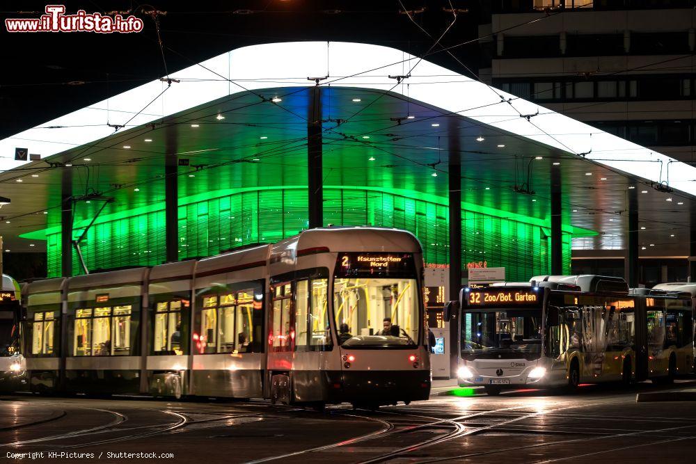 Immagine La moderna stazione dei bus lluminata di notte in Koenigsplatz a Augusta, Germania - © KH-Pictures / Shutterstock.com