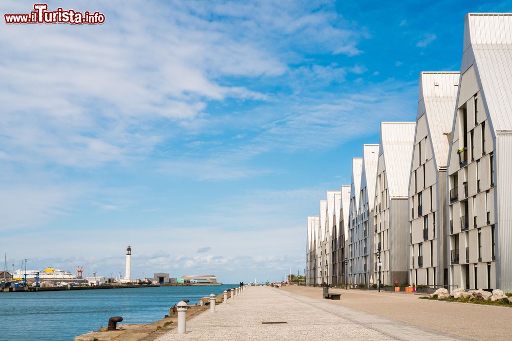 Immagine La moderna zona del porto a Dunkerque. Si tratta del terzo porto più importante di Francia dopo quelli di Marsiglia e Le Havre.