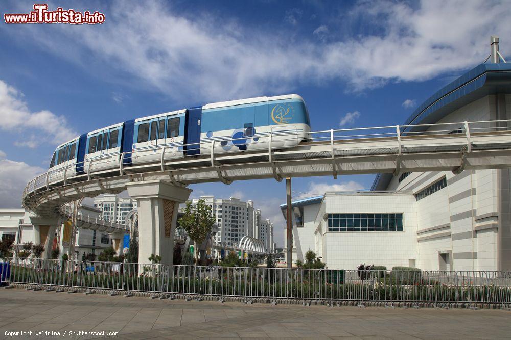 Immagine La monorotaia che porta al centro sportivo di Ashgabat, capitale del Turkmenistan - © velirina / Shutterstock.com