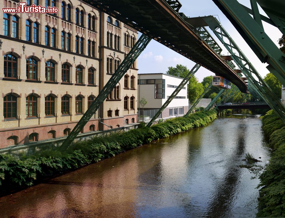 Immagine La monorotaia di Wuppertal, Germania. E' la celebre ferrovia sospesa progettata e costruita nel 1901, la più antica sopraelevata del mondo: la Schwebebahn è lunga circa 13,3 chilometri ed è utilizzata da circa 70 mila persone al giorno.