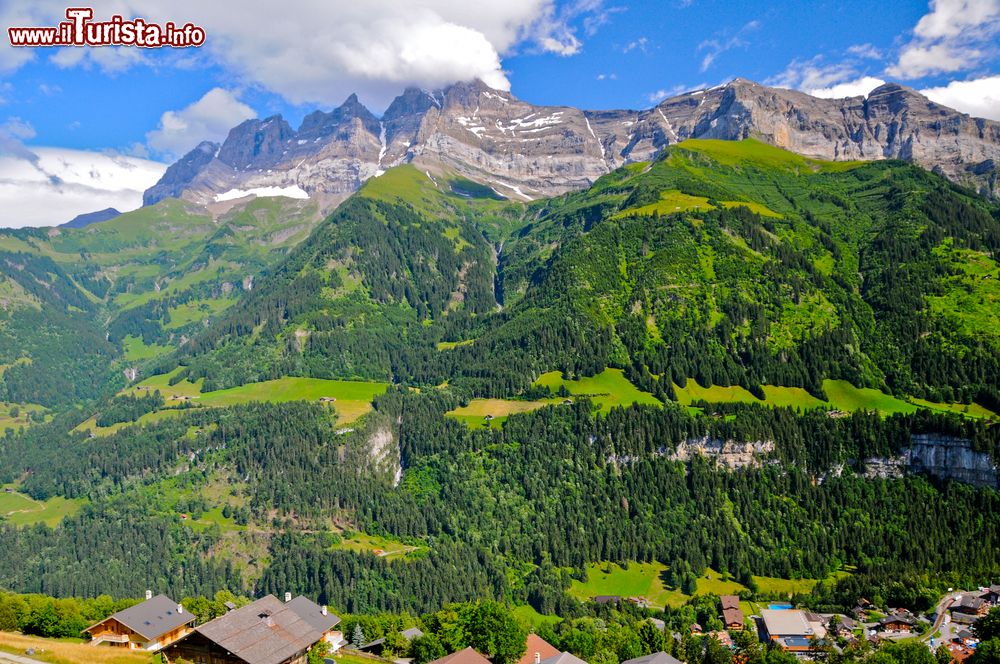 Immagine La montagna dei Dents du Midi sopra il paese di Champery, cantone del Vallese, Svizzera.