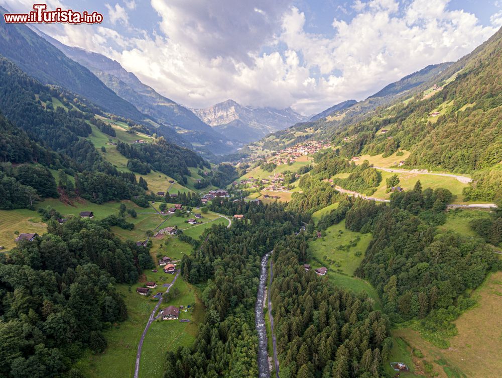 Immagine La montagna del Dents du Midi domina la Val-d'Illiez e le sue località del Canton Vallese in Svizzera
