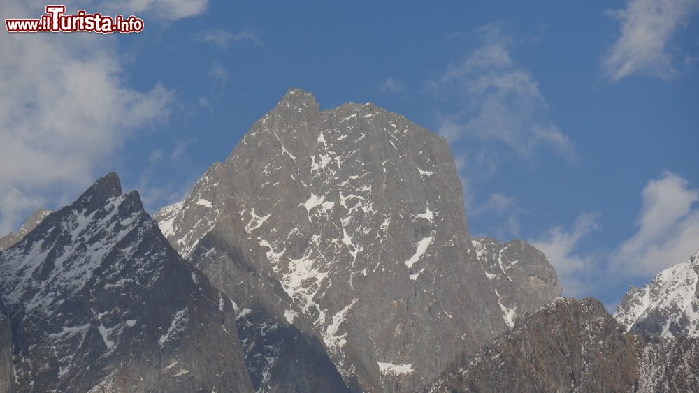 Immagine La montagna di granito Pizzo Badile nelle Alpi Retiche vista dal lago di Novate Mezzola (Lombardia). S'innalza sino a 3308 metri di altitudine.
