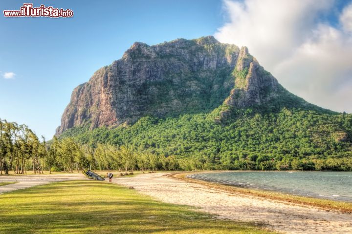 Immagine La montagna di Le Morne Brabant: un trionfo della natura - circondato da una bellissima laguna, questo massiccio di roccia basaltica è stato dichiarato, già da diversi anni, patrimonio dell'umanità dall'UNESCO per la sua bellezza e per l'enorme importanza che ricopre a livello naturalistico. Tra la fitta vegetazione della montagna, crescono infatti piante rarissime, quali un particolare tipo di ibisco.  - © Marcin Sylwia Ciesielski / Shutterstock.com