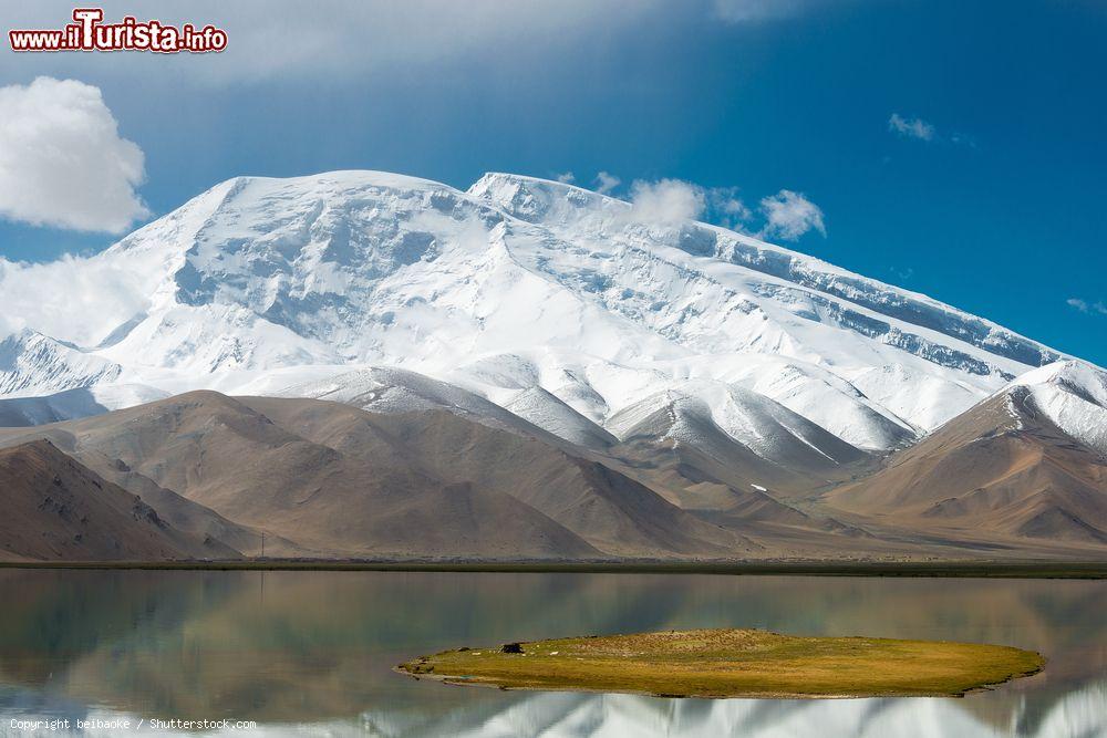 Immagine La montagna Mustagh Ata si raggiunge percorrendo la Karakoram Highway nelle montagne del Pamir in Cina, non lontano da Kashgar. - © beibaoke / Shutterstock.com