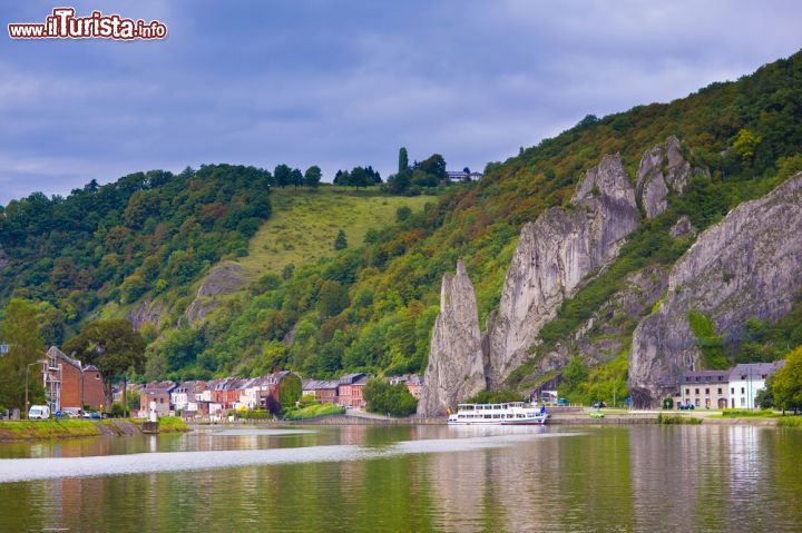 Immagine Il fiume Mosa e un gruppo di case a Dinant, Belgio. La cittadina è molto piccola e può essere visitata tranquillamente anche a piedi - foto © FamVeld / Shutterstock.com