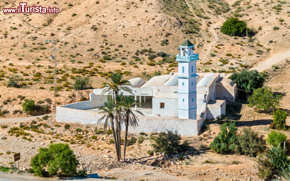 Immagine La moschea del villaggio di Ksar Hallouf, Governatorato di Medenine, Tunisia, vista dall'alto.
