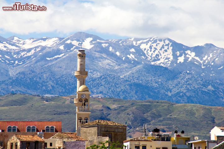 Immagine La moschea di Chania, Creta, con le montagne sullo sfondo - © Alena Stalmashonak / Shutterstock.com
