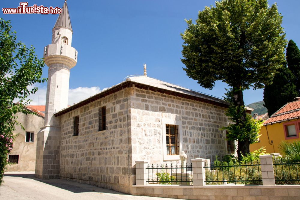 Immagine La moschea di Zupa nei pressi della città di Trebinje, Bosnia Erzegovina.  Il quartiere della cittadina vecchia risale al periodo ottomano del XVIII° secolo e comprende il celebre ponte di Arslanagic.