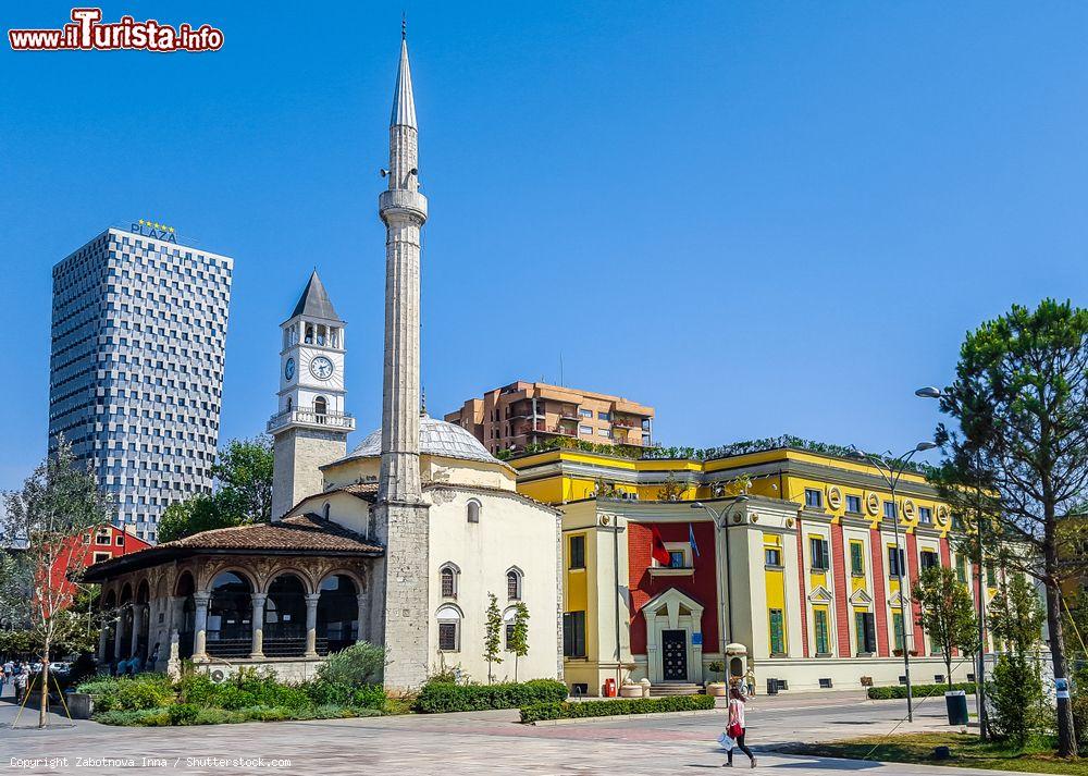 Immagine La moschea Et'hem Bey in piazza Skanderberg a Tirana, Albania - © Zabotnova Inna / Shutterstock.com