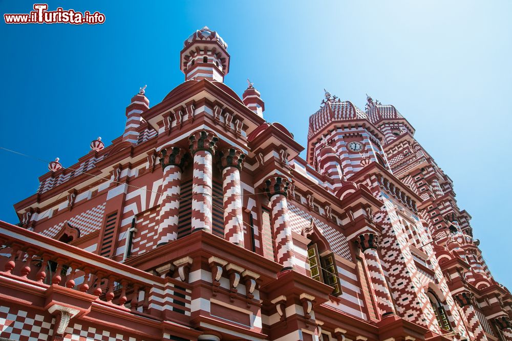 Immagine La moschea Jami-Ul-Alfar (o Red Masjid Mosque) nella città di Colombo, Sri Lanka. Costruita in stile architettonico indo-saraceno, è una delle moschee più antiche della capitale. La posa della prima pietra risale al 1908.